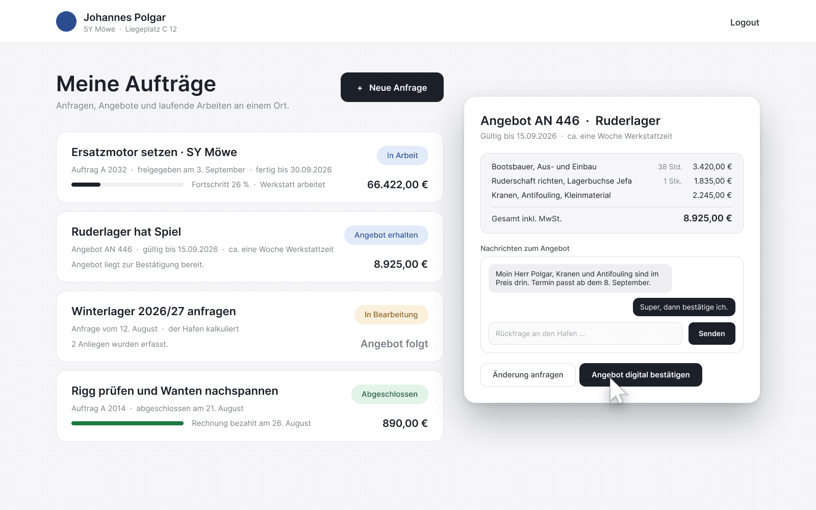 Kundenansicht: die Auftragsübersicht im Portal mit Status, Preis, Fertigstellung und Fortschritt, davor das Fenster zum Angebot AN 446 mit Positionen, Gesamtsumme, dem Chat mit dem Hafen und der digitalen Bestätigung.
