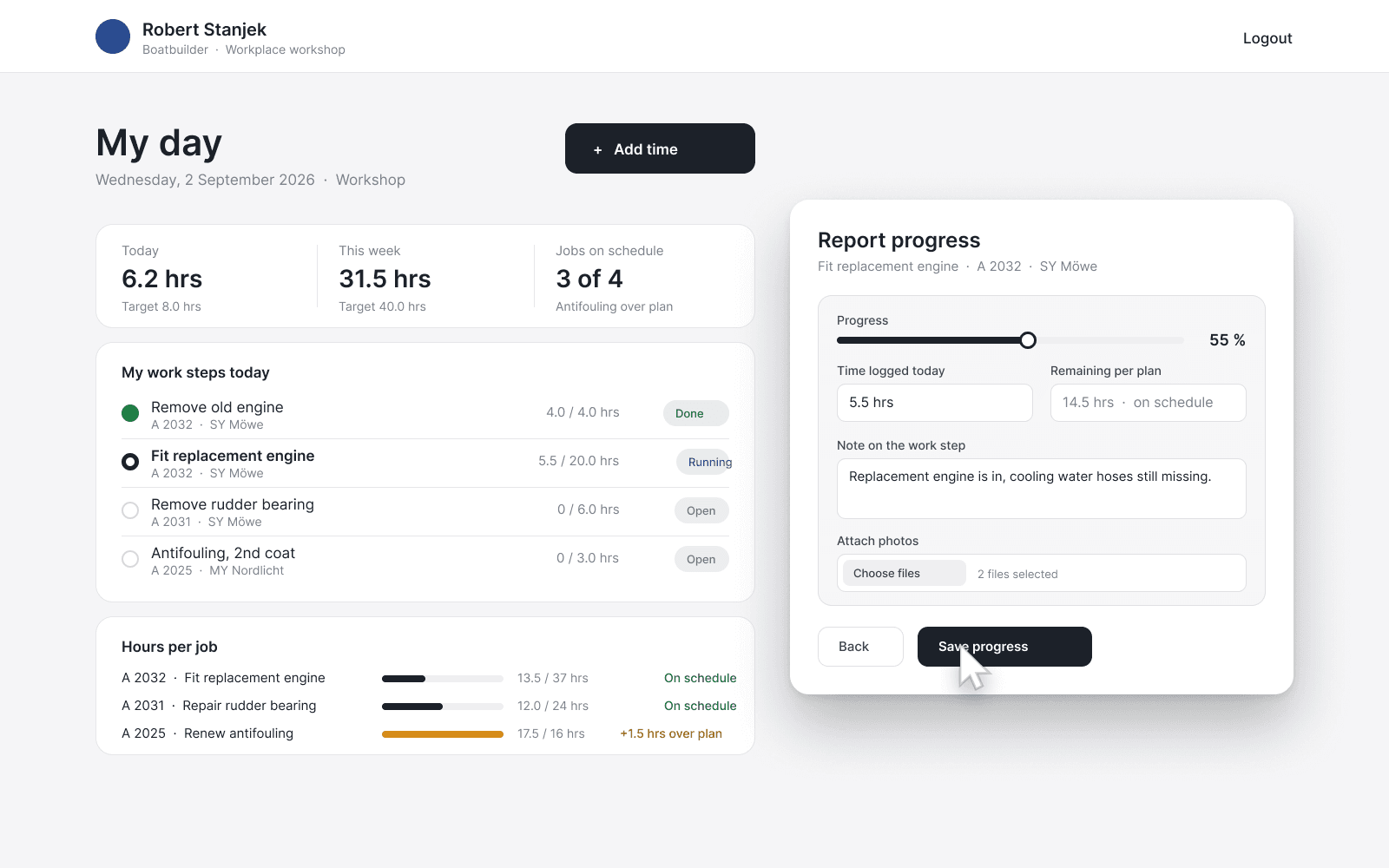 Staff view: a boatbuilder’s dashboard with hours today and this week, his work steps for the day, hours per job against plan, in front of it the “Report progress” window with progress, recorded time, note and photos.